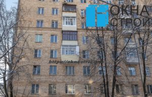 Остекление сталинского балкона с отделкой деревянной вагонкой, выносом и встроенной мебелью