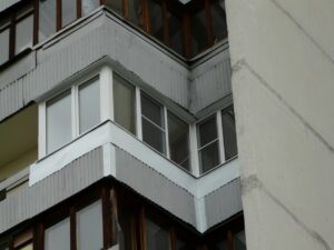 Установленный по ГОСТ козырек на балконе