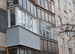 Установленный по ГОСТ козырек на балконе