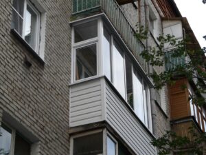 Установленный по ГОСТ козырек на балконе