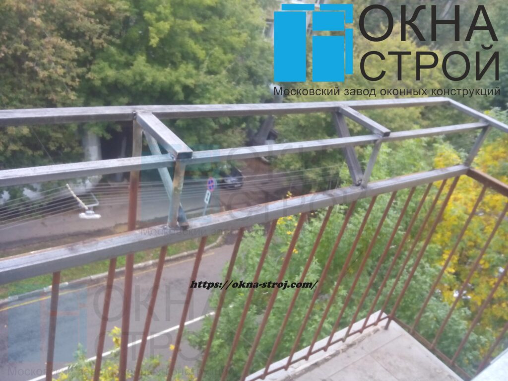 Вынос под остекление ПВХ на железном парапете