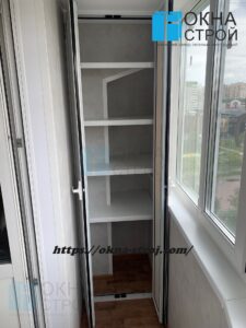 Теплое остекление балкона лодочка со шкафом и нишей