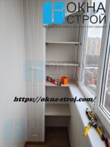 Теплое остекление балкона лодочка со шкафом и нишей