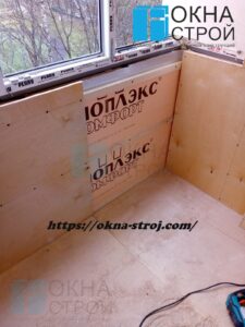 Процесс укладки ламината на стены балкона