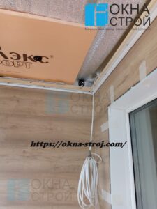 Процесс укладки ламината на стены балкона