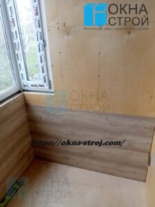 Процесс укладки ламината на стены балкона