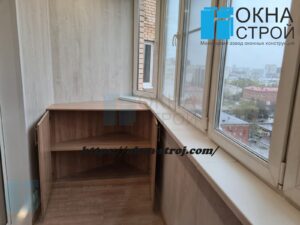 Теплое остекление эркерного балкона с портальным выходом и отделкой стен ламинатом