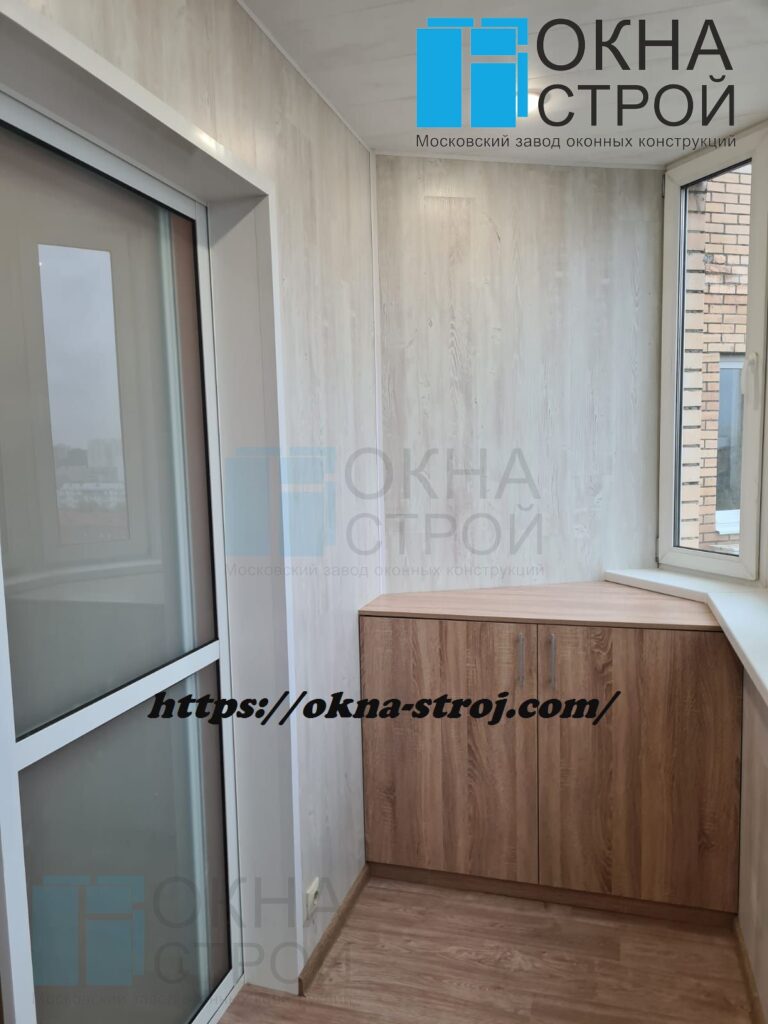 Теплое остекление эркерного балкона с портальным выходом и отделкой стен ламинатом