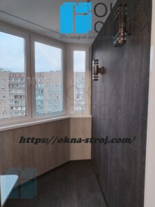 Теплое остекление в доме ПД-4 с отделкой стен ламинатом, встроенной мебелью и освещением по индивидуальному проекту