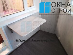 Теплое остекление балкона ПД-4 с отделкой стен ламинатом и встроенной мебелью