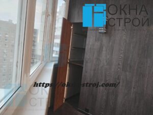 Теплое остекление балкона ПД-4 с отделкой стен ламинатом и освещением