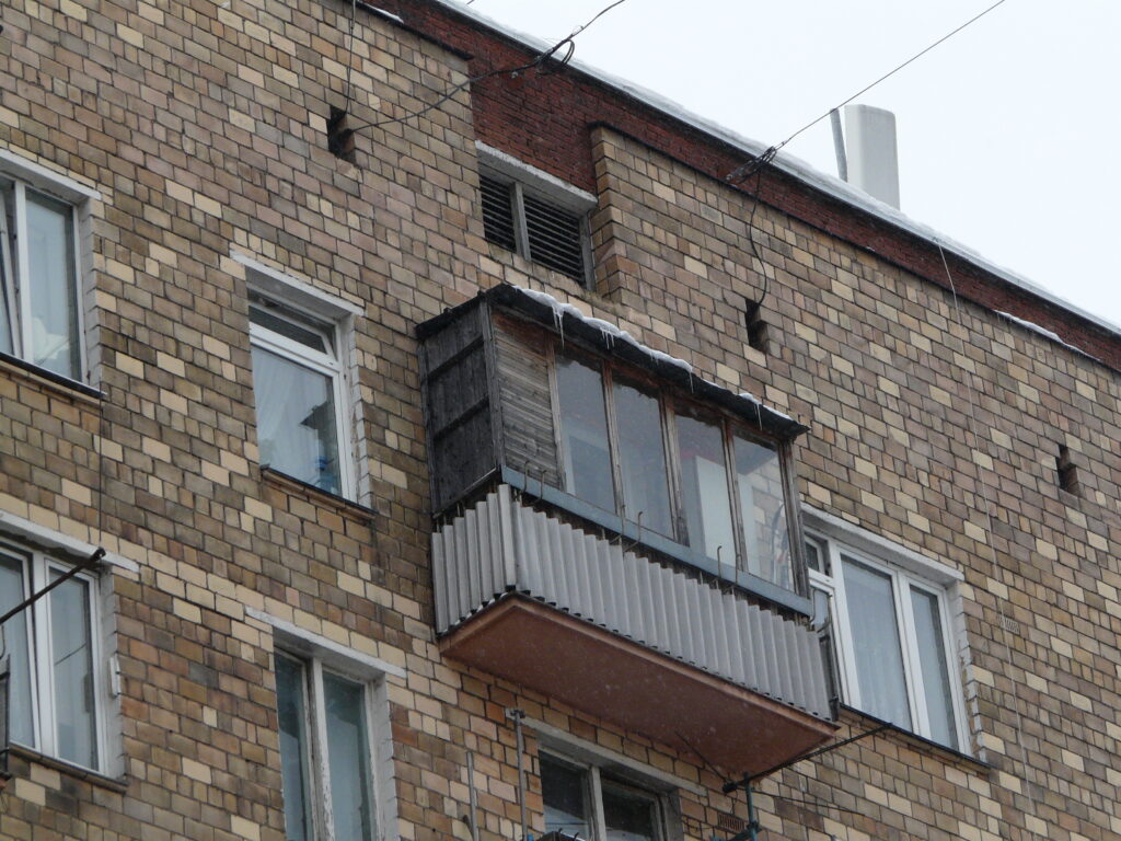Балкон с деревянными рамами