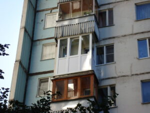 французское остекление балкона П-3 до середины окна