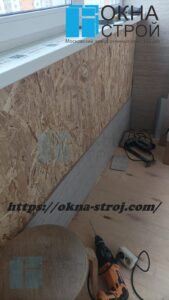 Теплое остекление балкона сапожок с отделкой стен ламинатом и шкафом