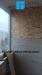 Теплое остекление балкона сапожок с отделкой стен ламинатом и шкафом