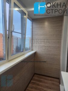 Теплое остекление балкона сапожок с отделкой стен ламинатом и шкафом