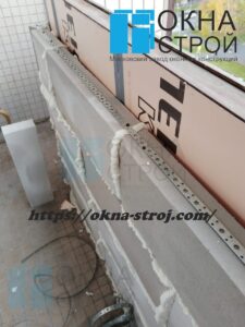 Теплое остекление балкона сапожок с отделкой стен ламинатом и шкафом